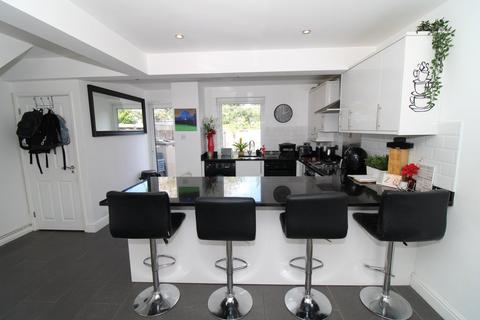 82 Mead Way, Bromley, BR2 9EU