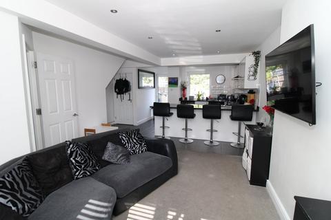 82 Mead Way, Bromley, BR2 9EU