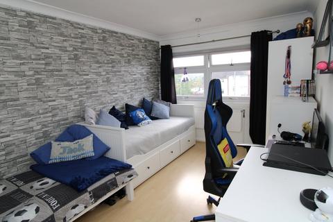 82 Mead Way, Bromley, BR2 9EU