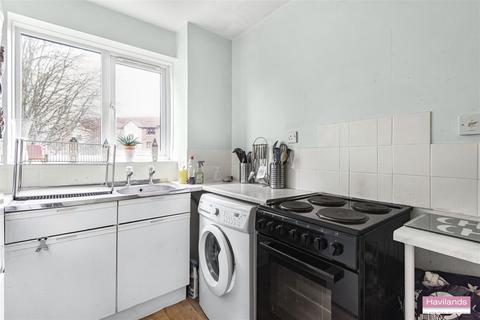 1 bedroom flat for sale, Magpie Close, Enfield, EN1