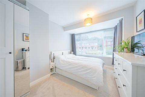 17 Carrholm Crescent, Leeds, LS7 2NL