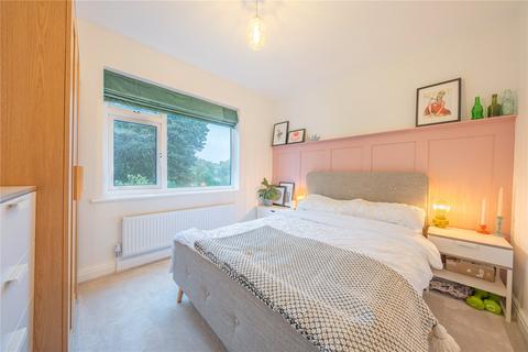 17 Carrholm Crescent, Leeds, LS7 2NL