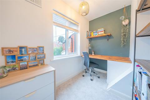 17 Carrholm Crescent, Leeds, LS7 2NL