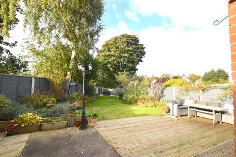 17 Carrholm Crescent, Leeds, LS7 2NL