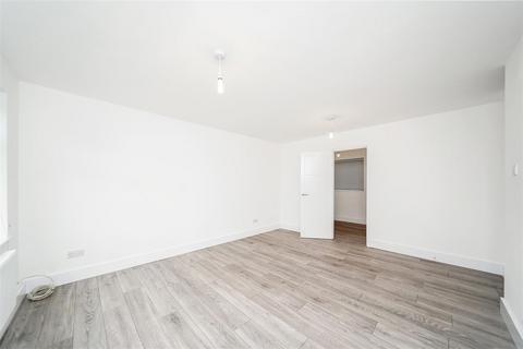 3 bedroom apartment to rent, Sinclair Road, London E4