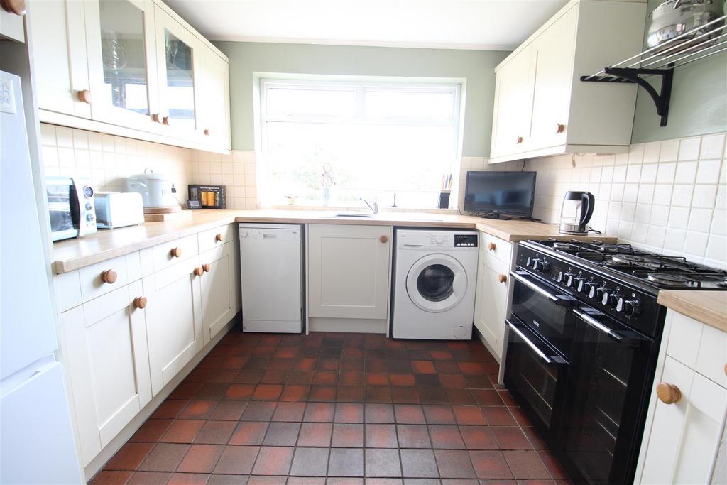 KITCHEN & DINING ROOM