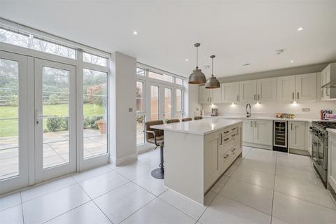 16 Brackenwood, Midhurst, GU29 0FB