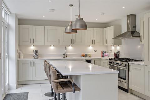 16 Brackenwood, Midhurst, GU29 0FB