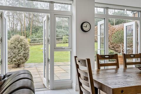 16 Brackenwood, Midhurst, GU29 0FB