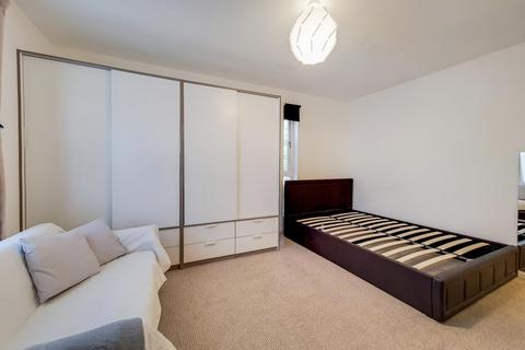 Studio to rent, Pilgrims Close, London N13