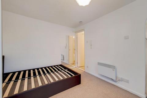 Studio to rent, Pilgrims Close, London N13