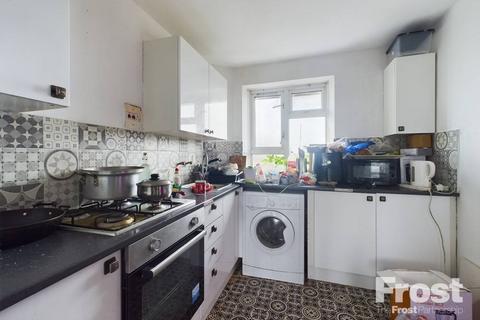 2 bedroom apartment for sale, Elmwood Avenue, Feltham, TW13