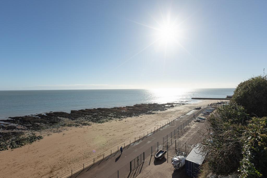 Beach Circa 10 Min Walk Away