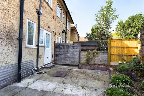 2 bedroom maisonette to rent, Glen Road, Chessington, Surrey. KT9