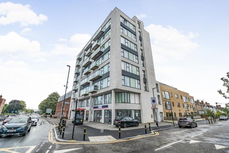 Milner Road London SW19 2 bed flat - £2,000 pcm (£462 pw)