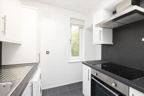 10/4 Loganlea Drive, Edinburgh, EH7 6LW