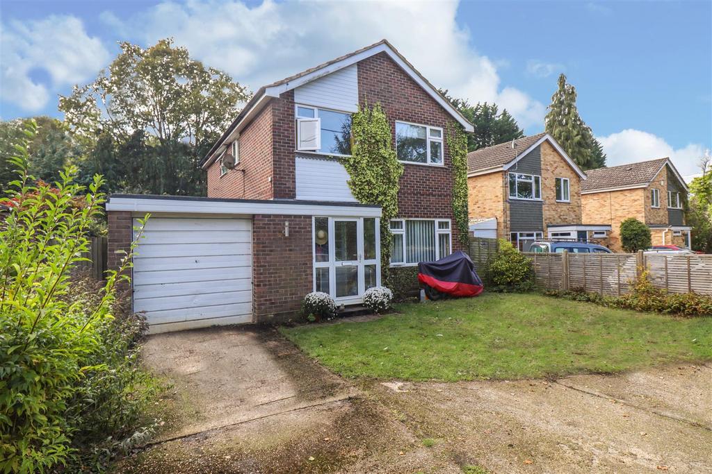 Cove Road, Fleet GU51 4 bed detached house - £450,000