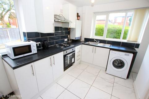 3 bedroom semi-detached house to rent, Maycroft Avenue, Manchester M20