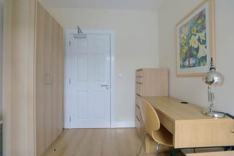 3 bedroom flat to rent, 3200L – Infirmary Street, Edinburgh, EH1 1LT