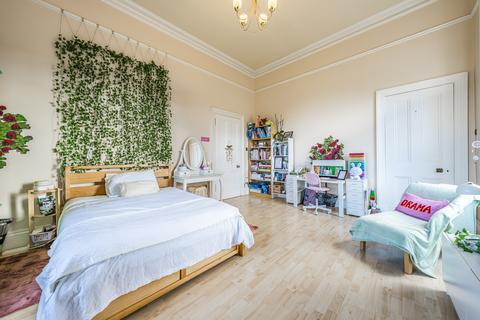 16a Bruce Road, Glasgow, G41 5EJ