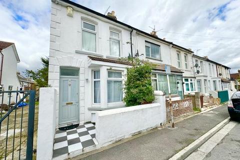 3 bedroom end of terrace house to rent, Regent Road, Gillingham ME7