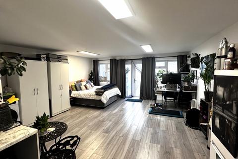 undefined, Whitton Avenue East, Greenford, UB6