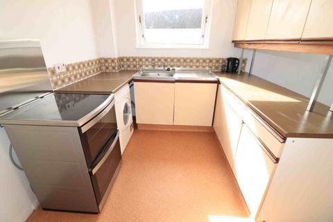 2 bedroom flat to rent, Maple Court, Croyon