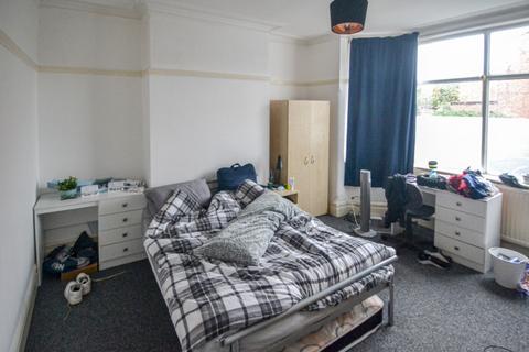 5 bedroom terraced house to rent, Heald Place, Manchester M14