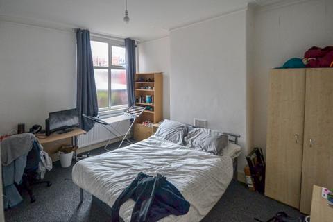 5 bedroom terraced house to rent, Heald Place, Manchester M14