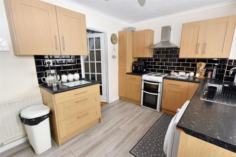 1 Penwarne Close, Tolvaddon, Camborne, TR14 0HG