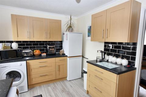 1 Penwarne Close, Tolvaddon, Camborne, TR14 0HG