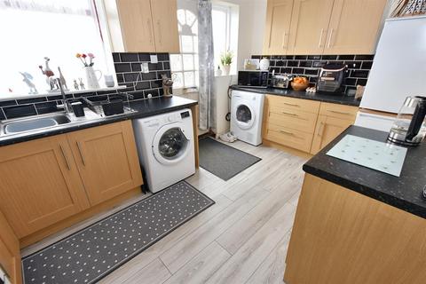 1 Penwarne Close, Tolvaddon, Camborne, TR14 0HG