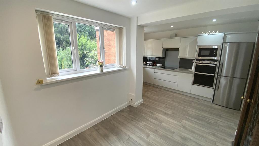 L-Shaped Kitchen/Diner