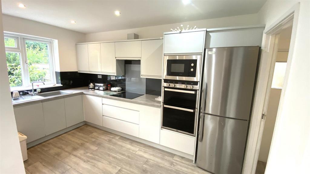 L-Shaped Kitchen/Diner