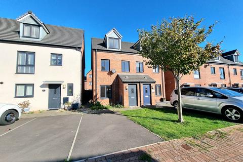 3 bedroom townhouse for sale, Haven Walk, Barry, The Vale Of Glamorgan. CF62 5AZ