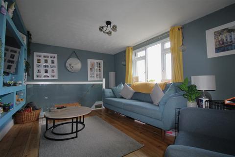 2 bedroom apartment to rent, Britannia Avenue, Dartmouth