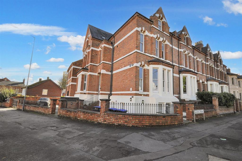 Milverton Terrace, Leamington Spa 2 bed duplex to rent £1,300 pcm (£