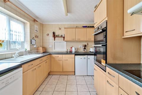 28 Pentire Crescent, Newquay, TR7 1PX