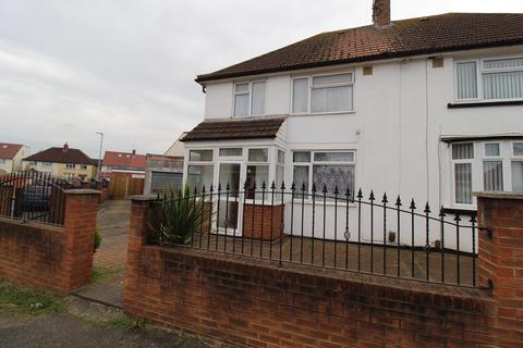 3 bedroom semi-detached house to rent, Commonwealth Avenue, Hayes UB3