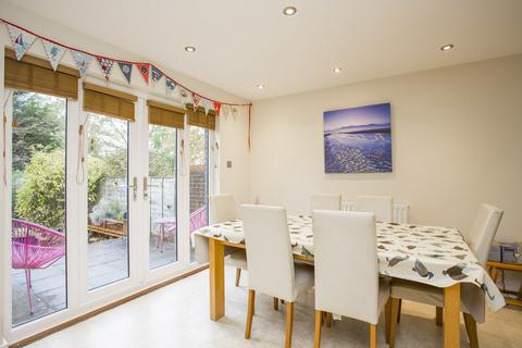 17 Cuckoo Drive, Heathfield, TN21 8AR