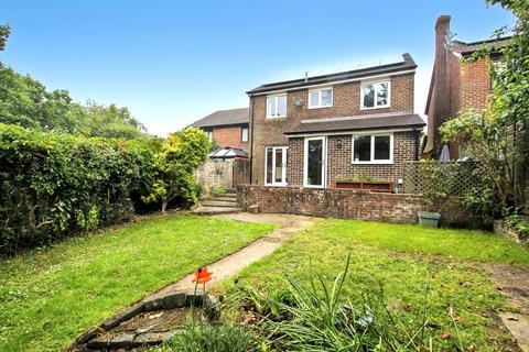 17 Cuckoo Drive, Heathfield, TN21 8AR