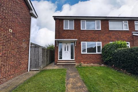 3 bedroom semi-detached house to rent, Canterbury Gardens, Hadleigh