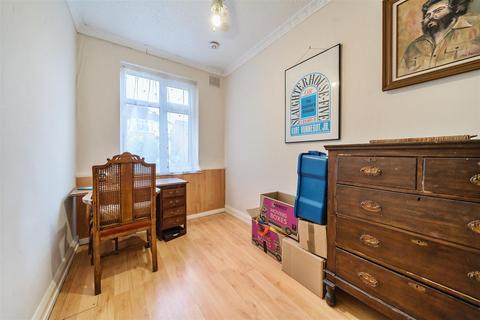 30 Seddon Road, Morden, SM4 6EL