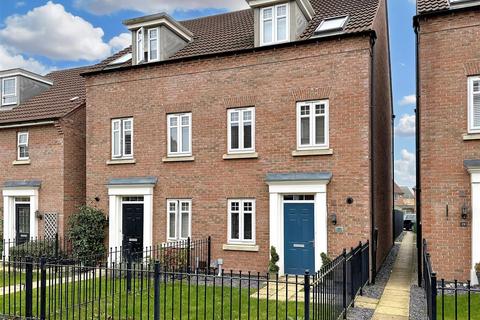 4 bedroom semi-detached house for sale, Restfil Way, Fernwood, Newark