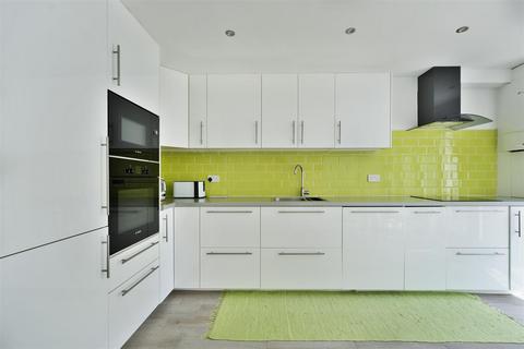 102 Virginia Road, London, E2 7NG