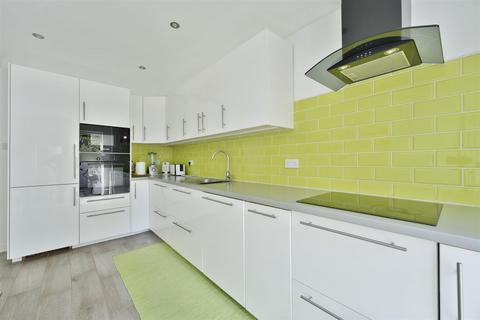 102 Virginia Road, London, E2 7NG