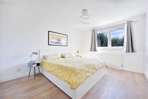 102 Virginia Road, London, E2 7NG