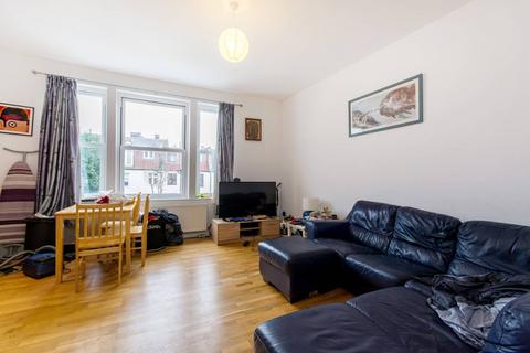 2 bedroom flat to rent, Alfriston Road, Between the Commons, London, SW11