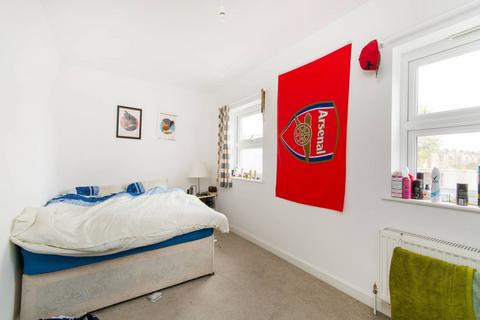 2 bedroom flat to rent, Alfriston Road, Between the Commons, London, SW11