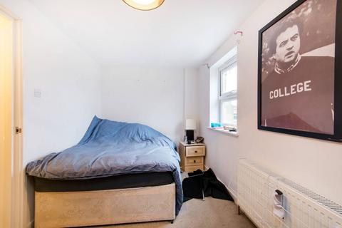 2 bedroom flat to rent, Alfriston Road, Between the Commons, London, SW11